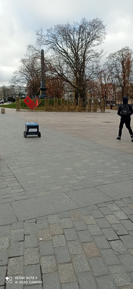 robot na tle napisu I love Lublin na placu Litewskim